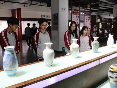 以瓷为媒传匠心 以技赋能育新人——学院职业教育周组织学生参观陶瓷馆