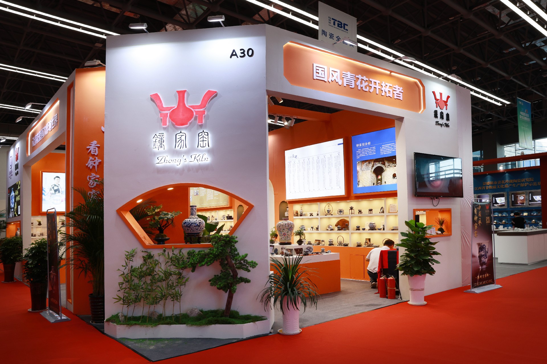 **钟家窑国风青花茶器闪耀2025景德镇茶博会，非遗技艺对话现代茶生活** (图2)