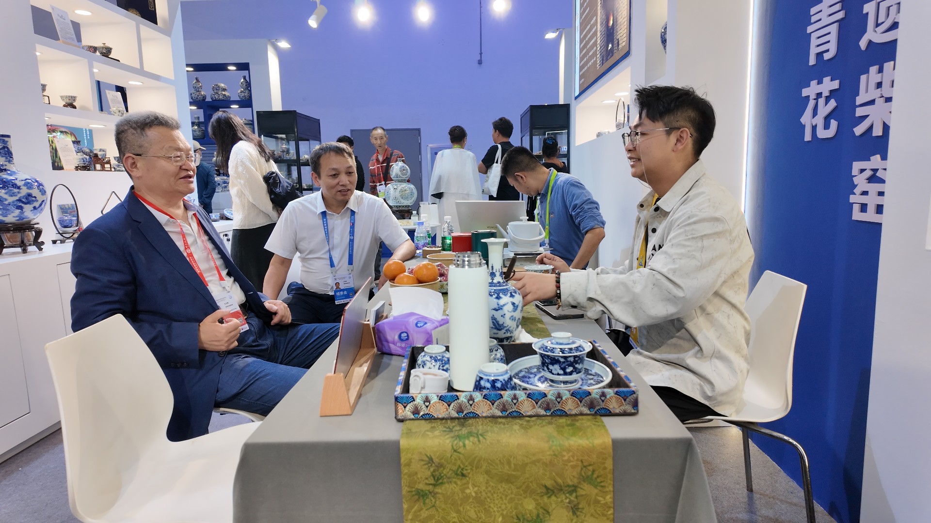 钟家窑国风青花茶器亮相第五届消博会,非遗技艺引领消费新风尚(图3)