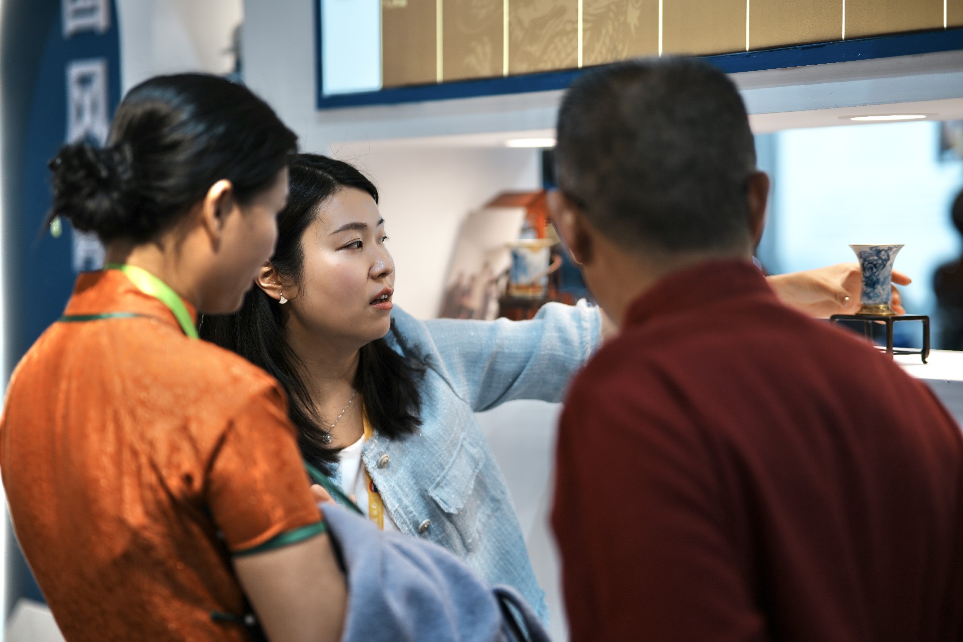 钟家窑国风青花茶器亮相第五届消博会,非遗技艺引领消费新风尚(图6)