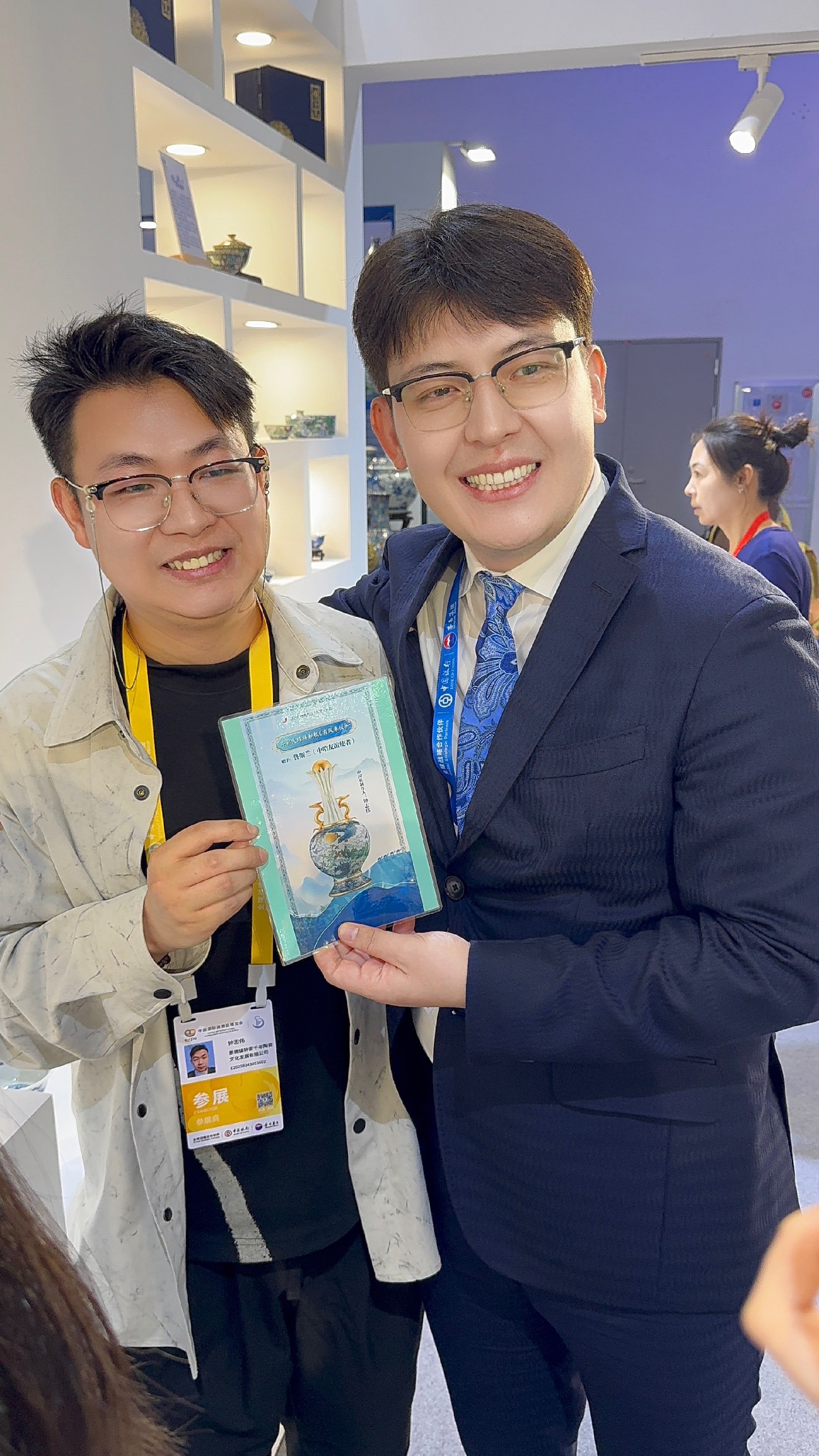 钟家窑国风青花茶器亮相第五届消博会,非遗技艺引领消费新风尚(图7)