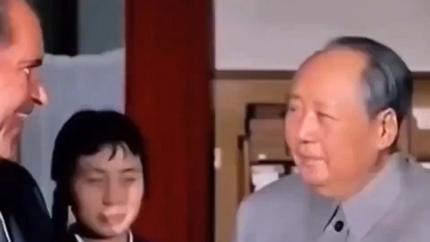 看尼克松坐在椅子上的动作,就是对我们的领袖的敬仰