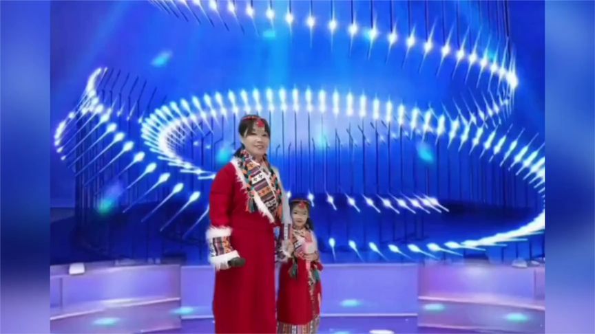 母女同台演绎歌曲《妈妈》，歌声嘹亮，旋律优美，惊艳全场！