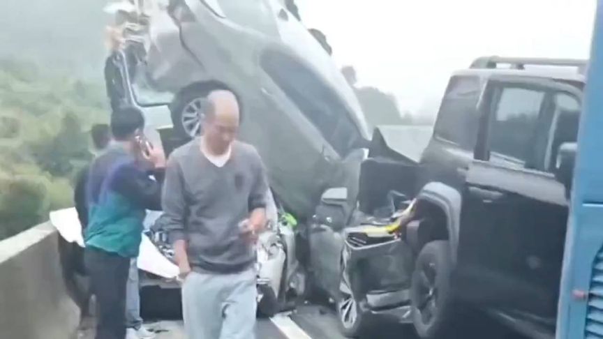 沈海高速突发多车连撞 惊险现场引路人驻足
