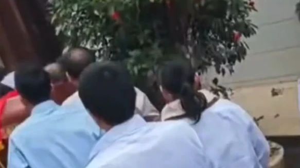 老人去世以后,要过邻居家门,以前还好好的,现在拦棺不让过