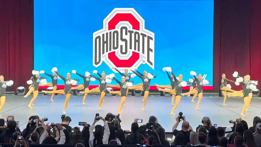 俄亥俄州立大学啦啦队赛场，说不上来的观感舒服