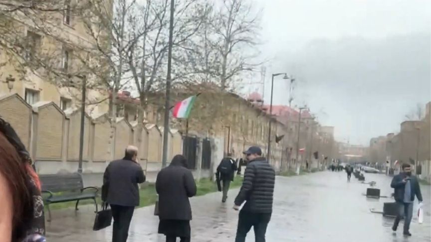 伊朗外交部附近被炸，凤凰记者紧急撤离遇大堵车，焦糊味弥漫