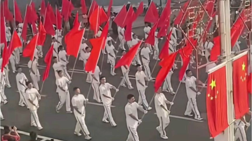 参加暴走团要注意，虽健身但也伤半月板，还扰民