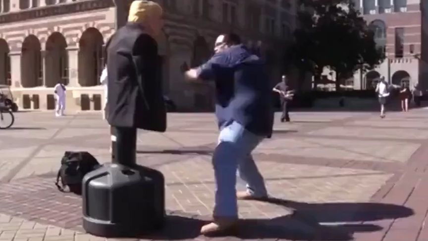 万万没想到，特朗普在美国街头会有这样的待遇。