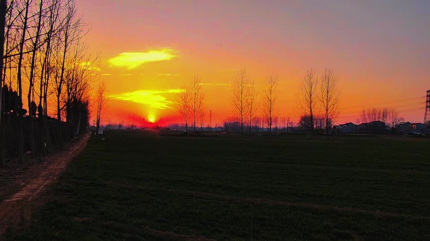 你知道为什么高铁上每个人都很安静，而火车上却是叽叽喳喳的吗