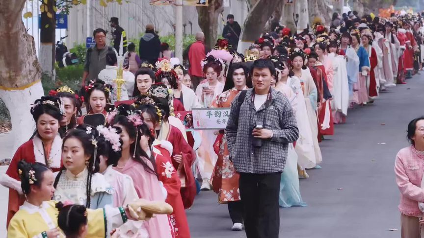 越来越多年轻人穿上了汉服 血脉觉醒