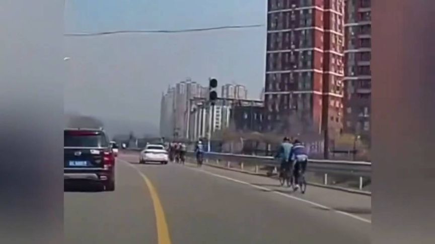 黑车嫌白车新手开得慢，超车时发生意外导致白车压倒了骑手