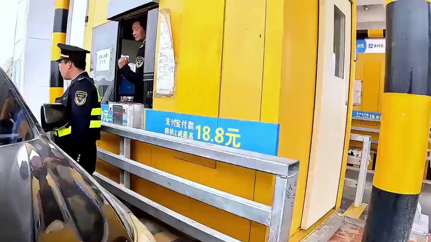 环国自驾三万多公里，头一回碰上这种公路收费站！