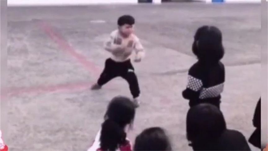 六岁男孩在女生面前耍功夫，被对方一把扛走，网友：侮辱性极强