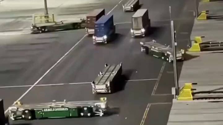 全无人驾驶时代，未来已至！谁敢相信，这路上全无人驾驶车啊。