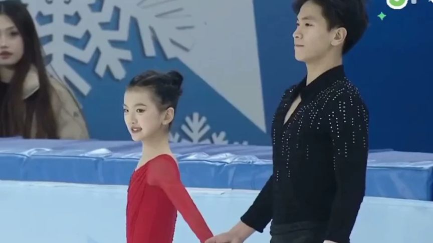 双人滑小将太可爱了,裁判都忍不住要点赞,看看他们的表现