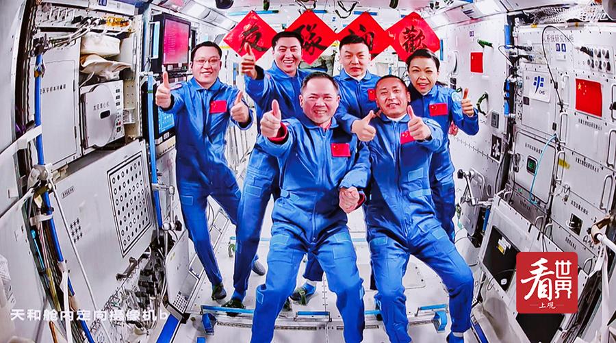 “开门，欢迎来天宫！”神舟二十一号航天员喜迎战友，太空“全家福”再上新；美国在委内瑞拉举行军事演练-图2