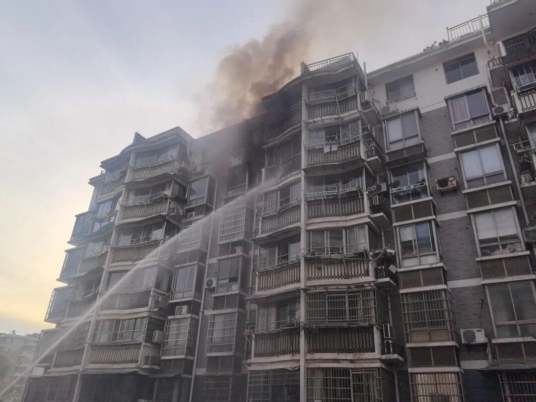 卧室几乎烧报废，现场一片狼藉，多地发生！赶紧提醒家人，原来它一直在“偷偷加班”……-图4