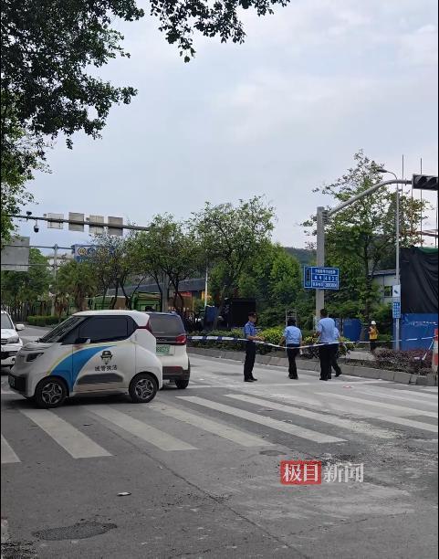 柳州地震安置点已安置7000余人,居民:昨天白天发生了小地震,所以晚上开着门睡觉,凌晨再次地震后迅速逃生-图1