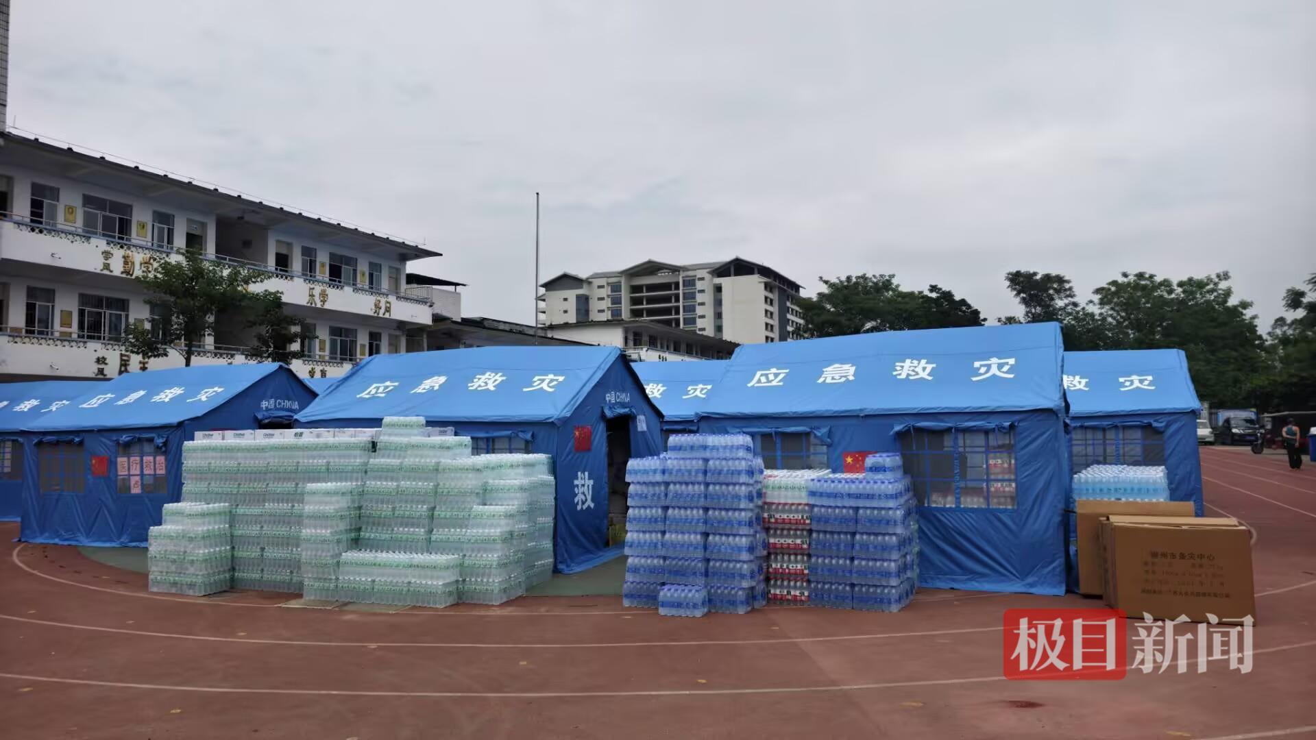 柳州地震安置点已安置7000余人,居民:昨天白天发生了小地震,所以晚上开着门睡觉,凌晨再次地震后迅速逃生-图3